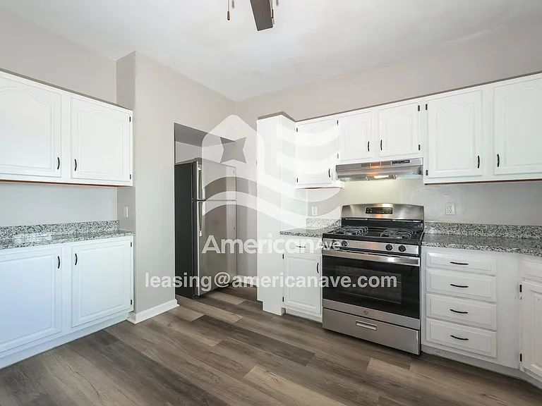 1289792_008_kitchen_8.jpg