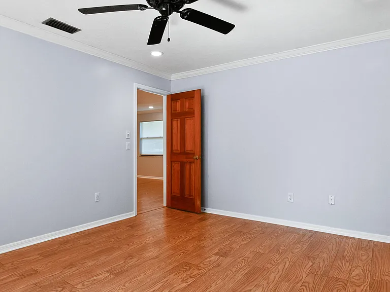 2374 SE Marseille St — Photo 12