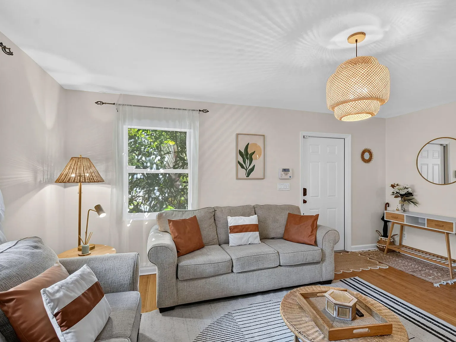 3 bed, 2.0 bath, 1581 sqft, $5,000 — Photo 4