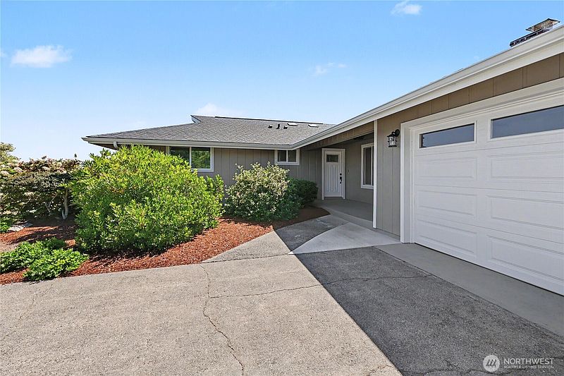 2nd image of 921 W Oak Court