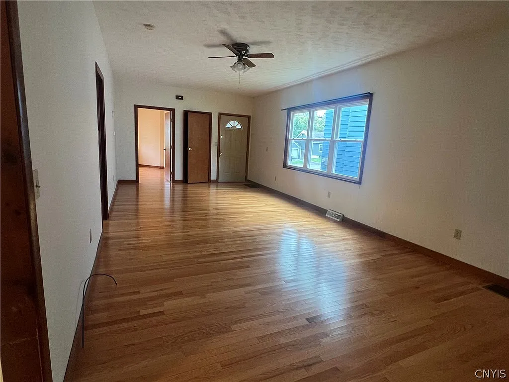 2 bed, 1.0 bath, 1250 sqft, $1,600 — Photo 3