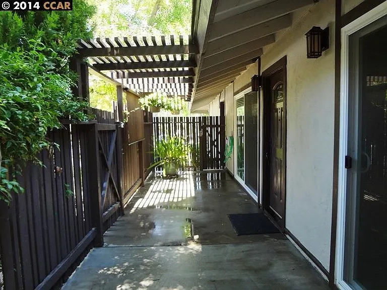5496 Roundtree Dr — Photo 4