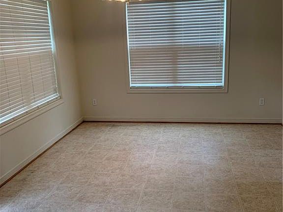 3rd image of 321 Forest Ave