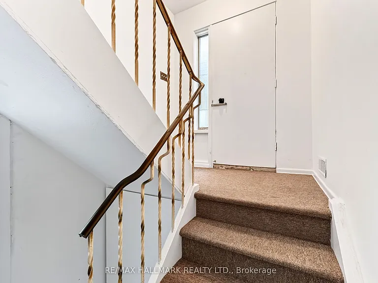 402 Kingston Rd — Photo 2
