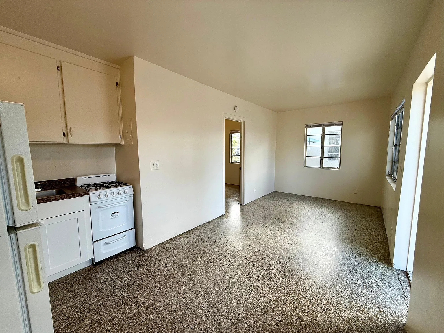 1 bed, 1.0 bath, 750 sqft, $1,300 — Photo 2
