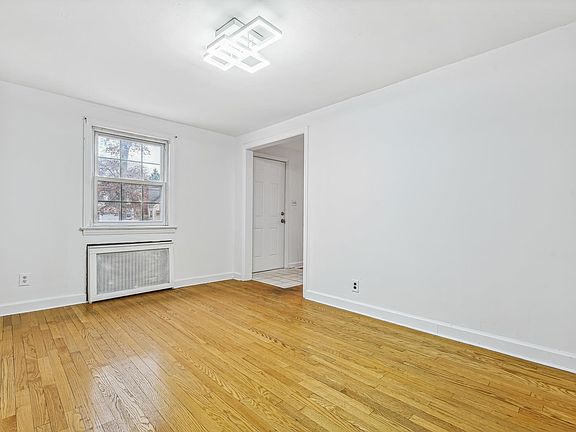 3rd image of 5-08 Essex Pl