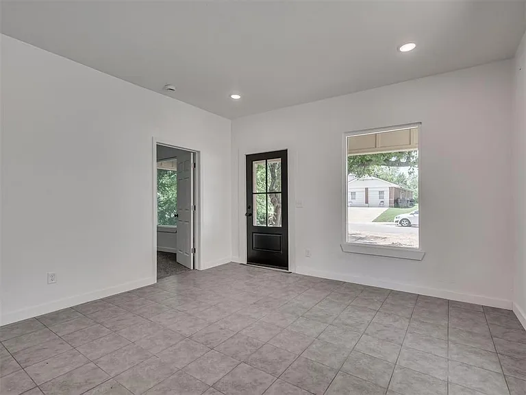 1814 N Jordan Ave — Photo 2