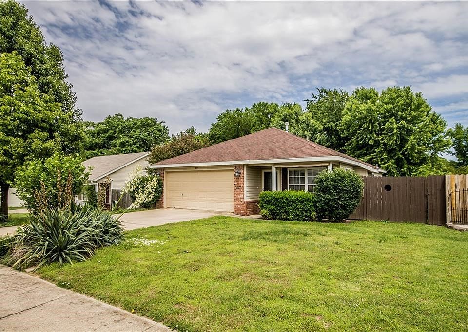 1st image of 823 SW Arrowhead Dr