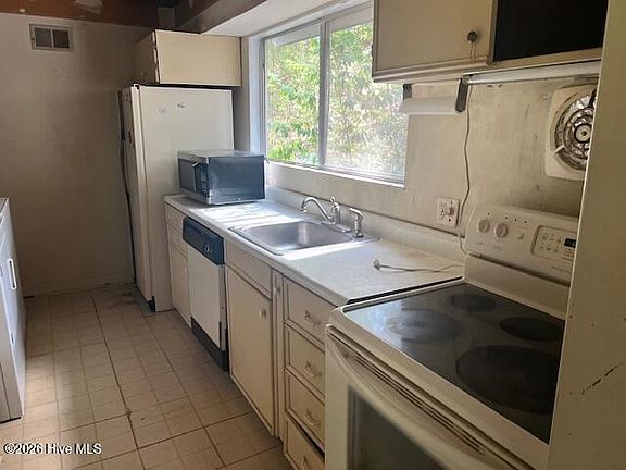 3rd image of 212 Skyline Manor Rd
