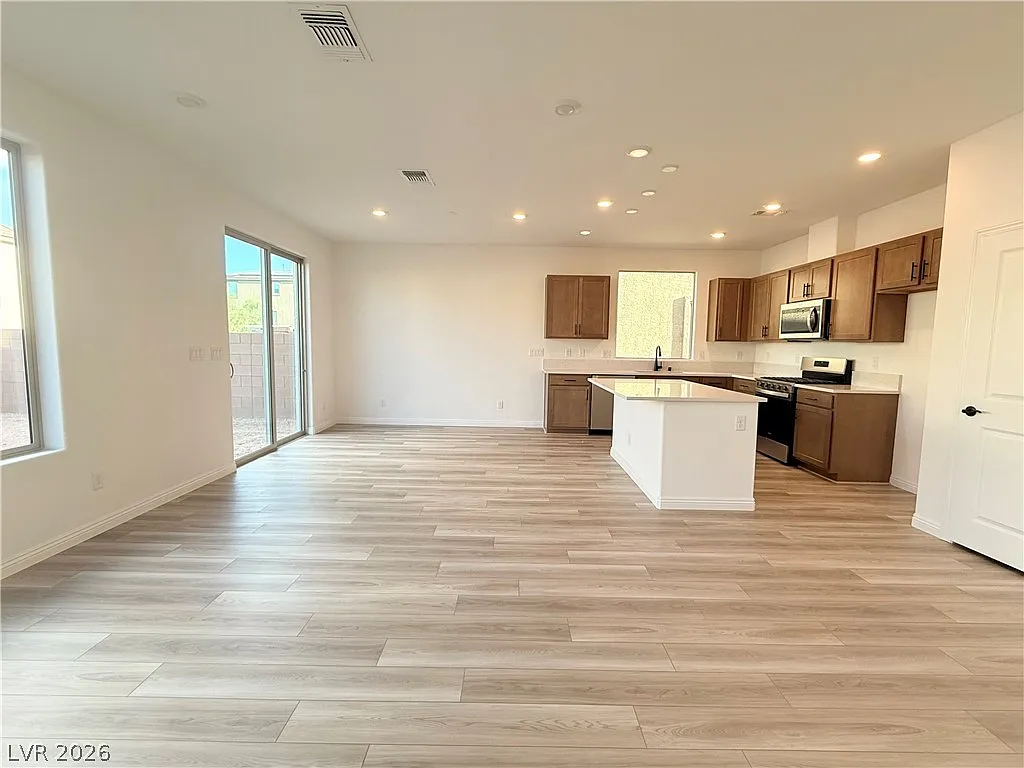 5 bed, 3.0 bath, 2206 sqft, $2,700 — Photo 4