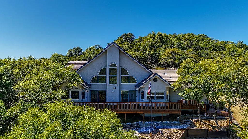 15691 York Ln photo 1