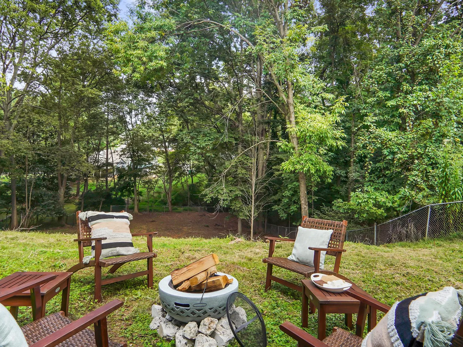 5 bed, 2300 sqft, $3,900 — Photo 3