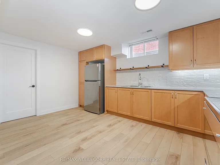 131 Dunstan Cres #LOWER — Photo 14