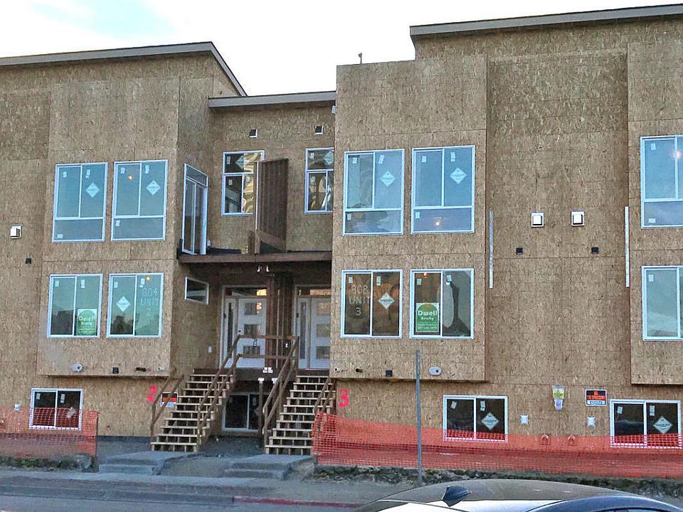 1st image of 812 W 10th Ave