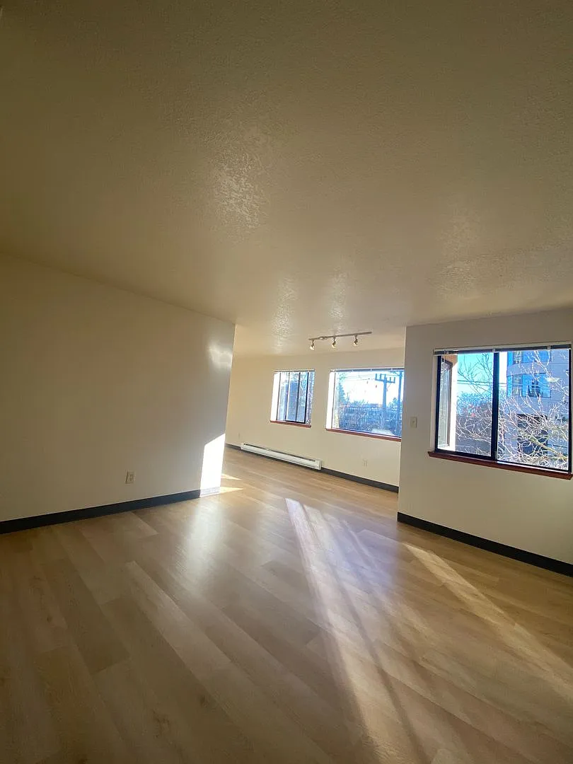Hilltop Court Apartments — Photo 3