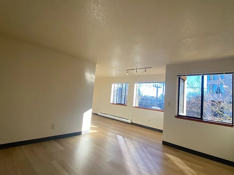 Hilltop Court Apartments — Photo 3