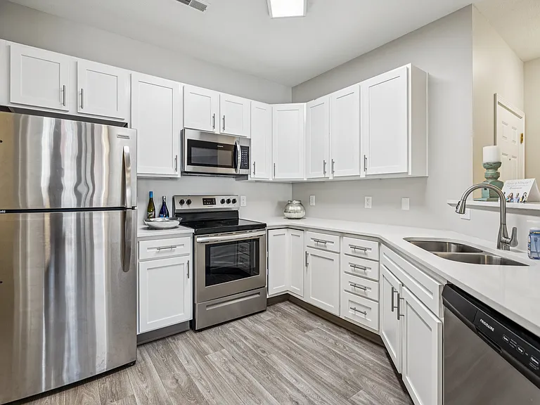 Lakeside Village Apartment Homes — Photo 7