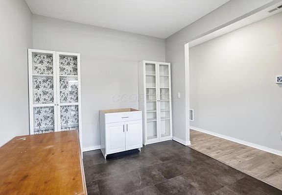 3rd image of 384 Kells Ct E