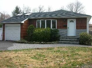 116A Kathleen Dr, Syosset, NY 11791