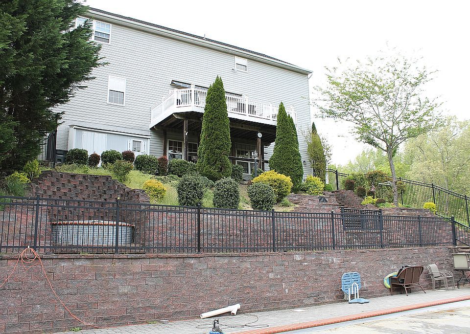2nd image of 1084 Norfolk Dr