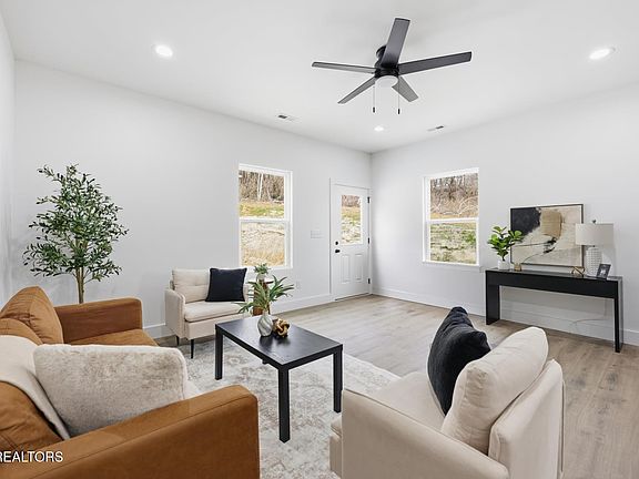 4th image of 3429 Garden Dr NE