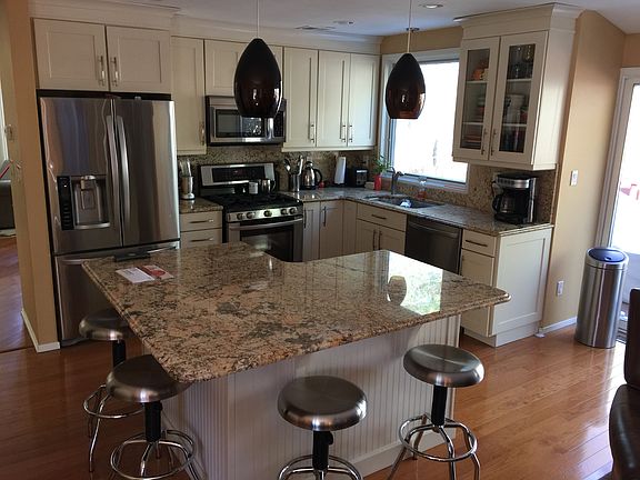 Newly renovated kitchen w/ma