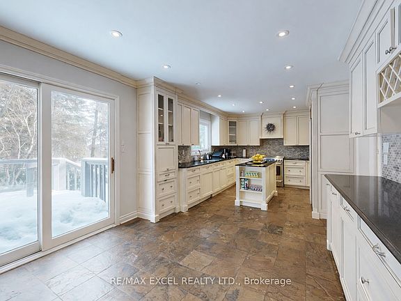 5th image of 67 Rose Green Dr