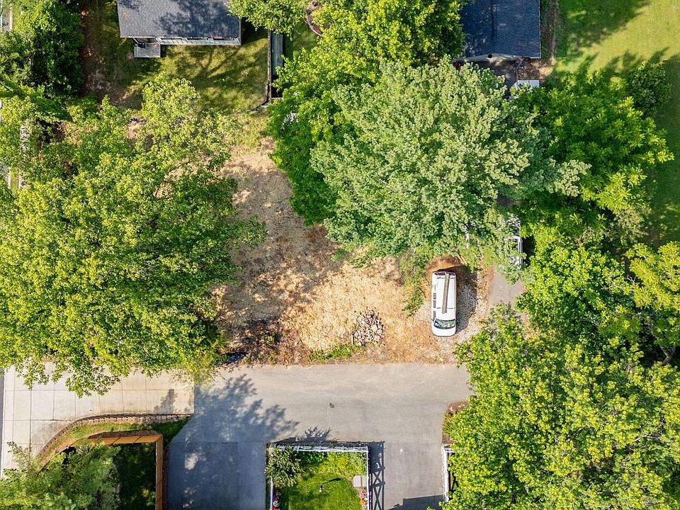 2nd image of 907 Maple Ave
