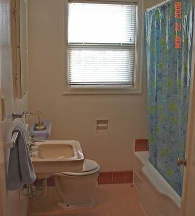 Full bath with spacious l