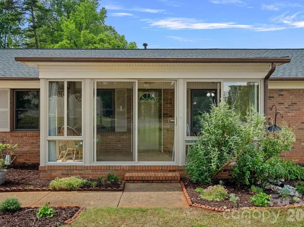 6131 Kinghurst Dr, Charlotte, NC 28216