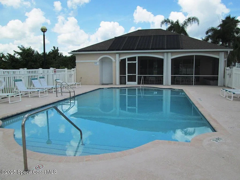 3 bed, 2.0 bath, 1853 sqft, $2,400 — Photo 2