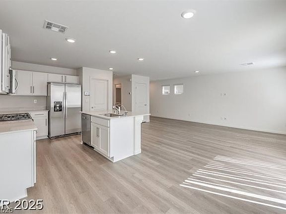4th image of 941 Brandon Lake Ave