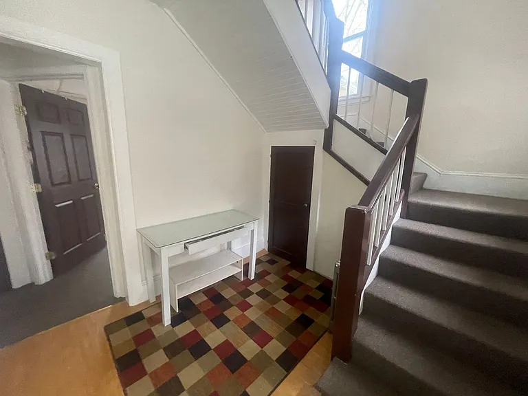 215 Giles St — Photo 5