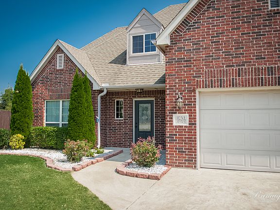 2nd image of 102 NE Lake Forest Ln