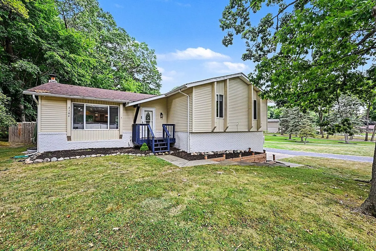 4 bed, 2.0 bath, 1515 sqft, $3,500 — Photo 1