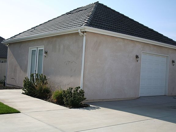 detached garage w/ french doors