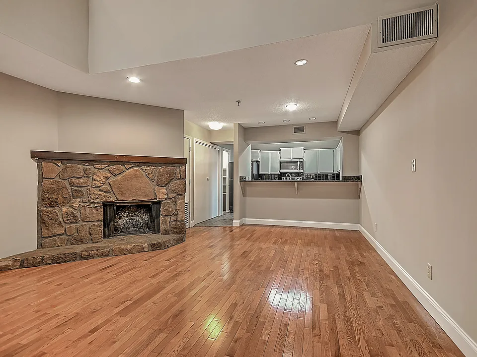 109 Beechnut St #4