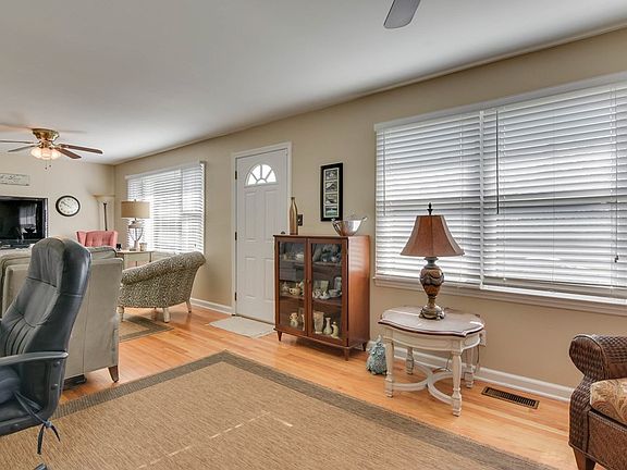 3rd image of 207A Hillside Dr