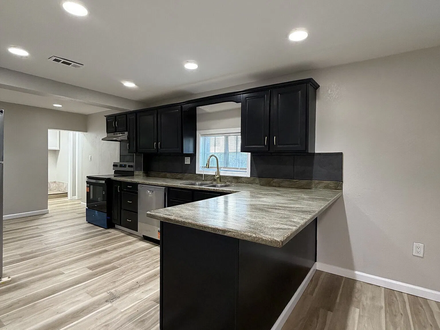 Renovated 3 Bedroom w/ Spacious Yard! — Photo 4