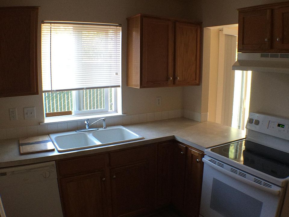 Kitchen - newer refridgerator & glasstop stove
