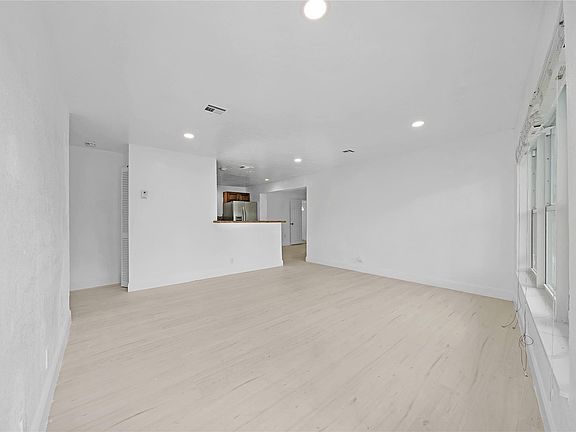 4th image of 2401 NE 11th Avenue