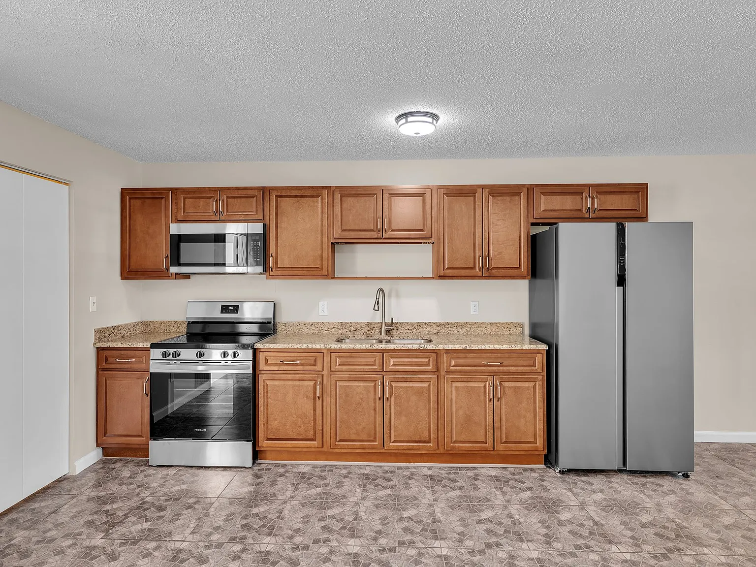 Newly Renovated 3 BDRM 1 Full Bath Unit for Rent!! — Photo 4