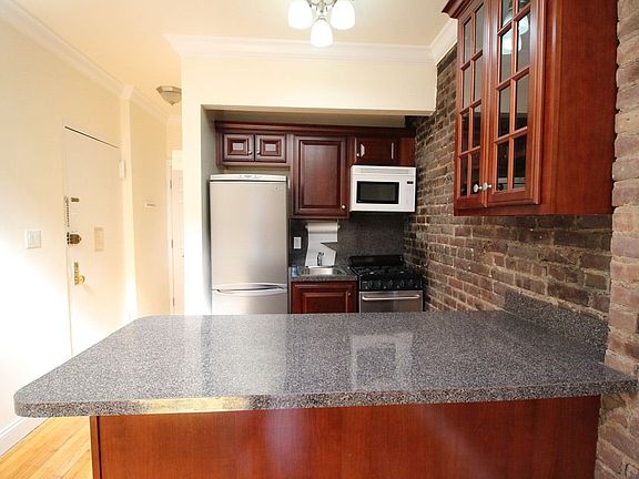 4th image of 38 W 85th St APT 4R