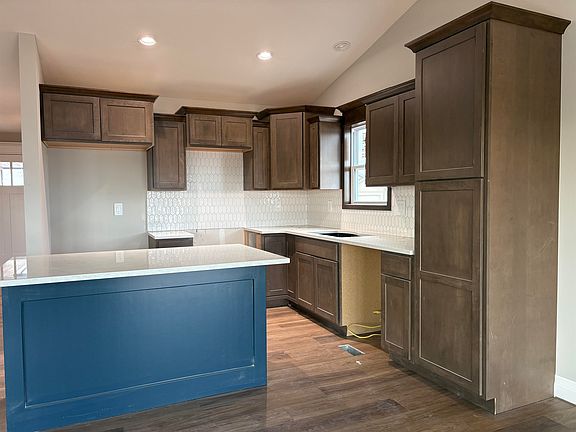 5th image of 113 E Hickam St