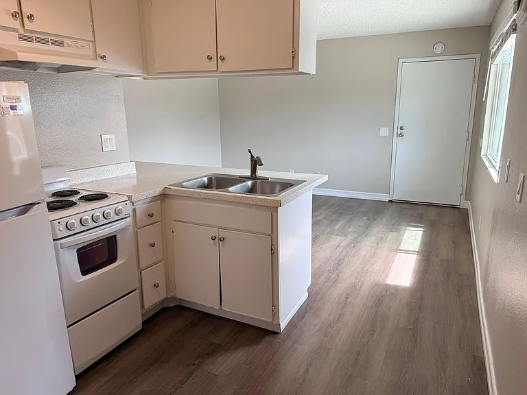 4325 Texas St — Photo 11