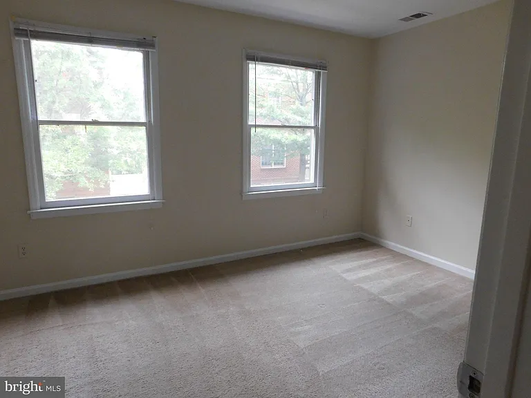 1170 N Vermont St — Photo 15