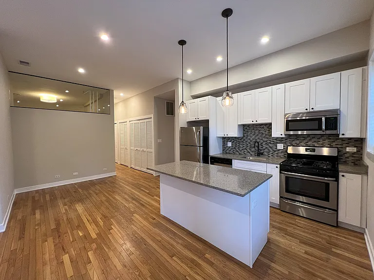 607 W Oakdale Ave #11-J — Photo 1