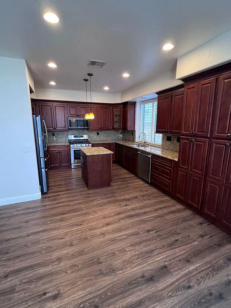 4 Bedroom Tropical Oasis In W. Roseville With Pool!! — Photo 2