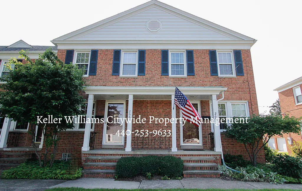 2 bedroom condo with garage in Rocky River — Photo 1