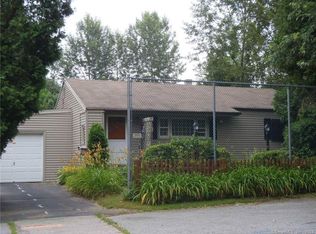 4 Fairway Ln, Norwich, CT 06360